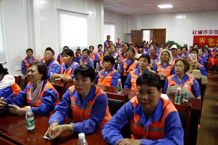 集團(tuán)公司黨支部組織一線員工集中觀看《厲害了，我的國》